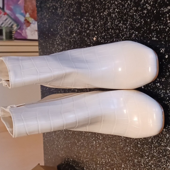 Women’s Bamboo Calf Boots, White Crocodile Print, Size 6.5, New - Picture 2 of 7